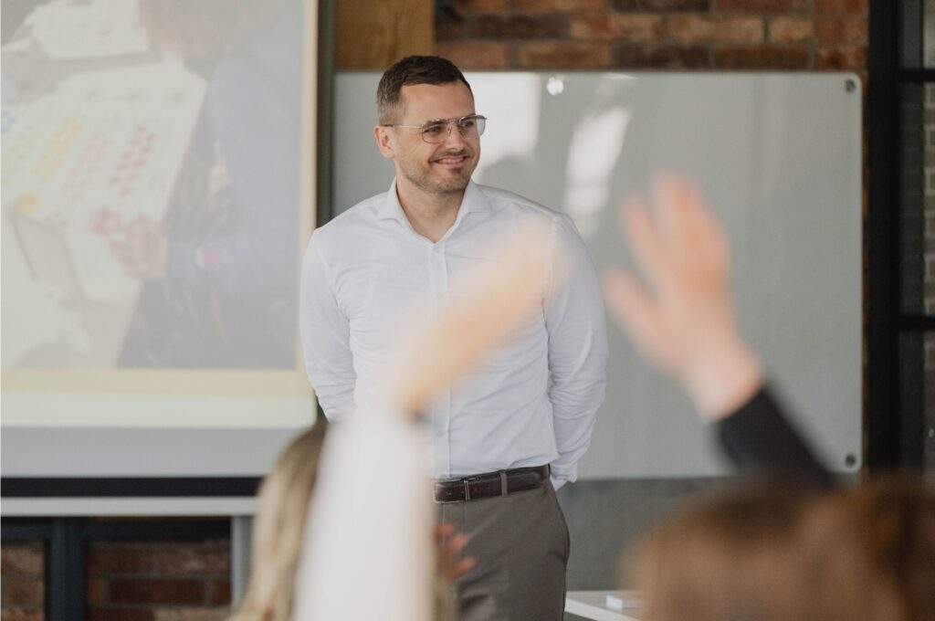 Maciej Smrokowski facylituje dyskusję podczas warsztatu