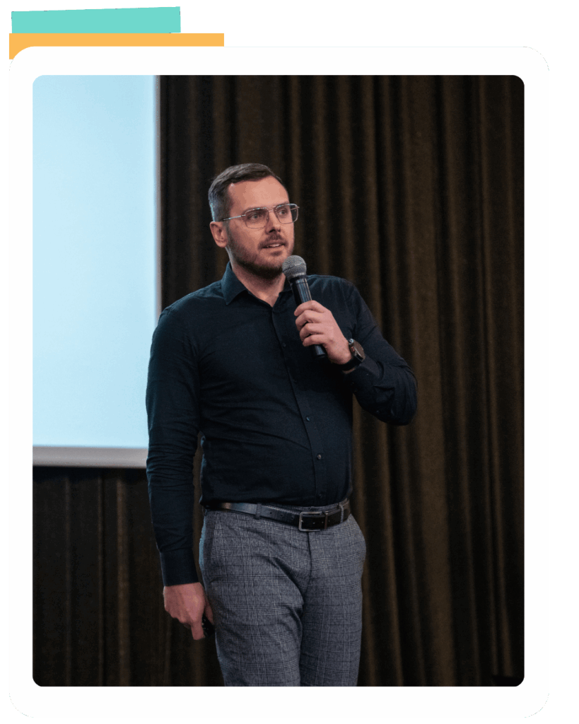Maciej Smrokowski prowadzi wystąpienie podczas konferencji
