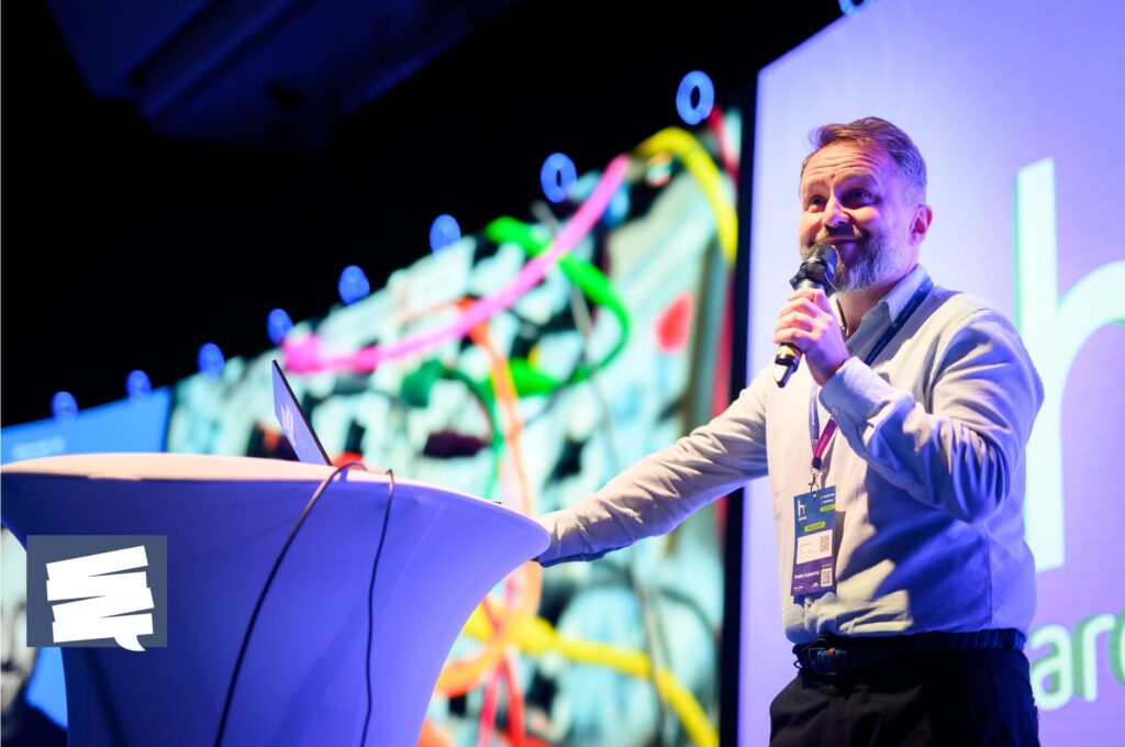 Paweł Krzywicki prowadzi wystąpienie podczas konferencji