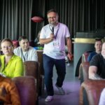 Paweł Krzywicki moderuje pracę uczestników podczas wydarzenia integracyjnego