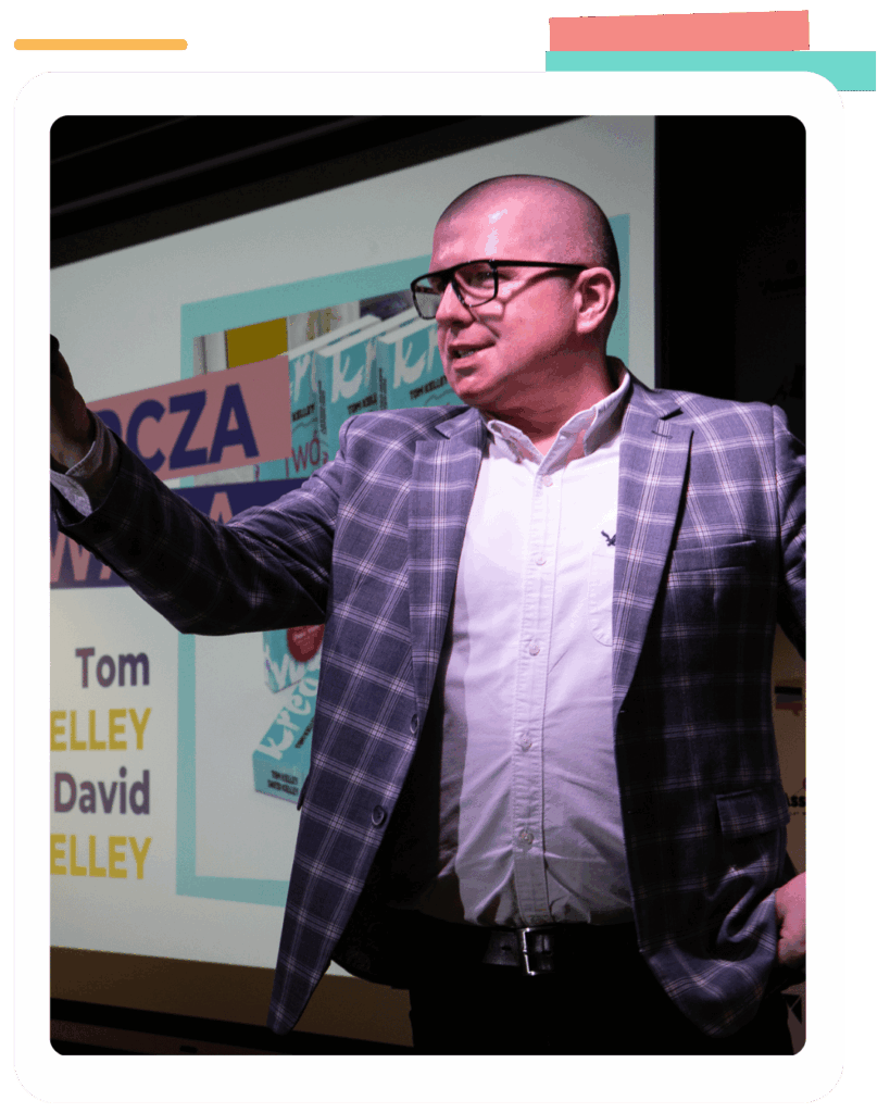 Tomasz Kosiorek prowadzi prezentację podczas wydarzenia