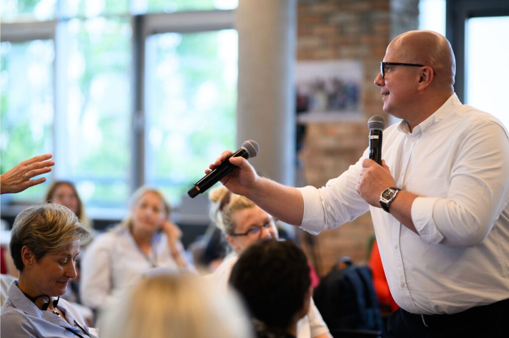 Tomasz Kosiorek rozmawia z uczestniczką podczas warsztatu