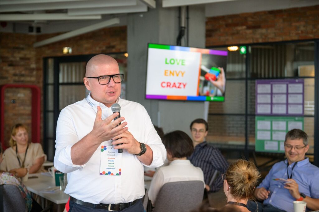 Tomasz Kosiorek prowadzi warsztat dla zespołu