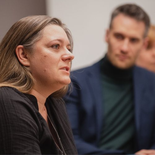 Anna Zielińska-Wolfigiel podczas dyskusji z uczestnikami szkolenia