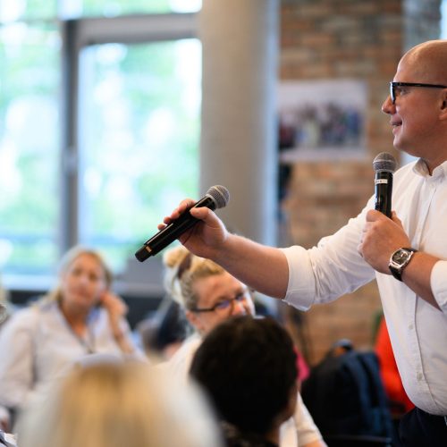Tomasz Kosiorek rozmawia z uczestniczką podczas warsztatu
